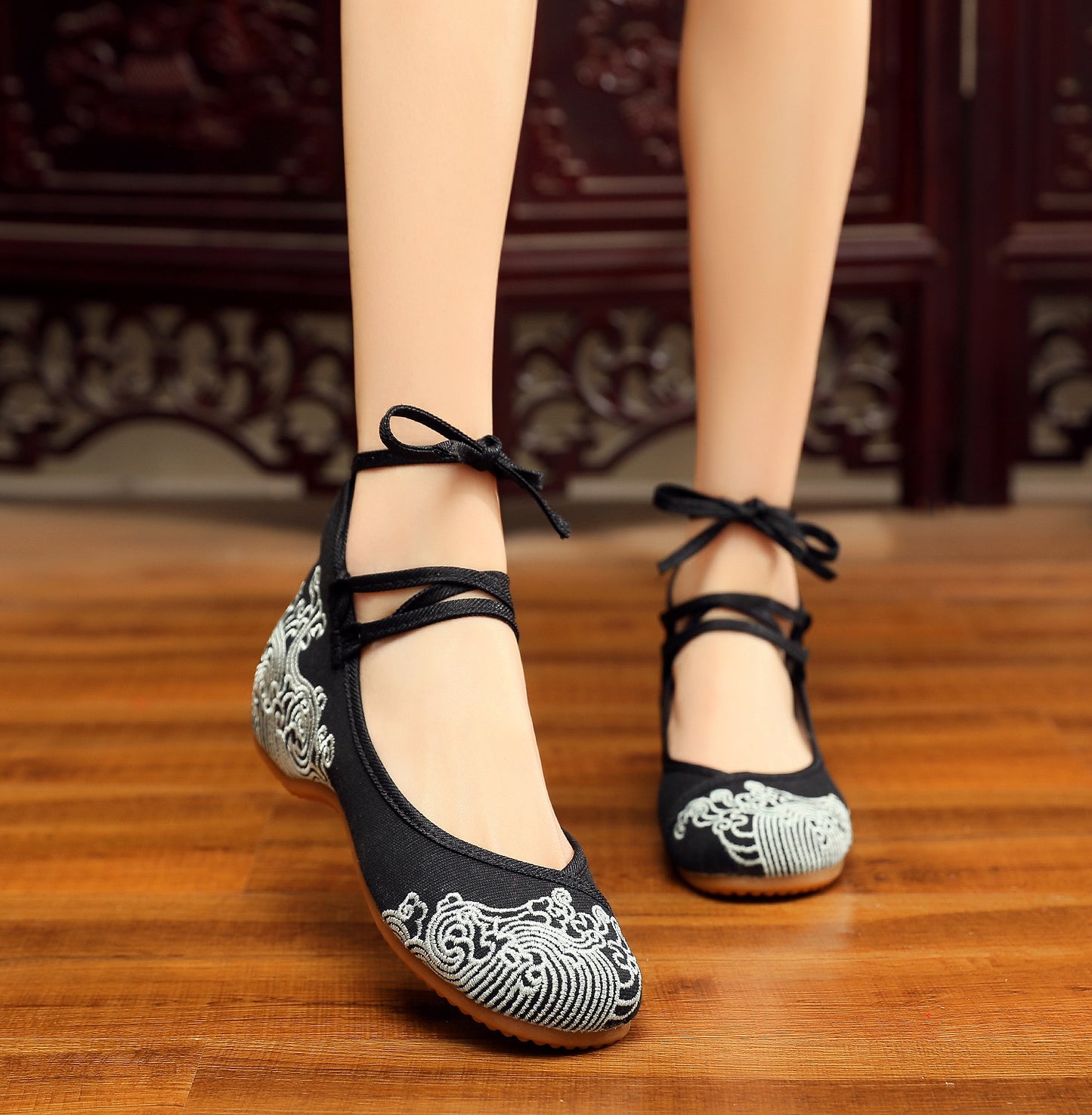 Retro Simple And Elegant Embroidered Cloth Shoes Soft Sole - Amazhona 