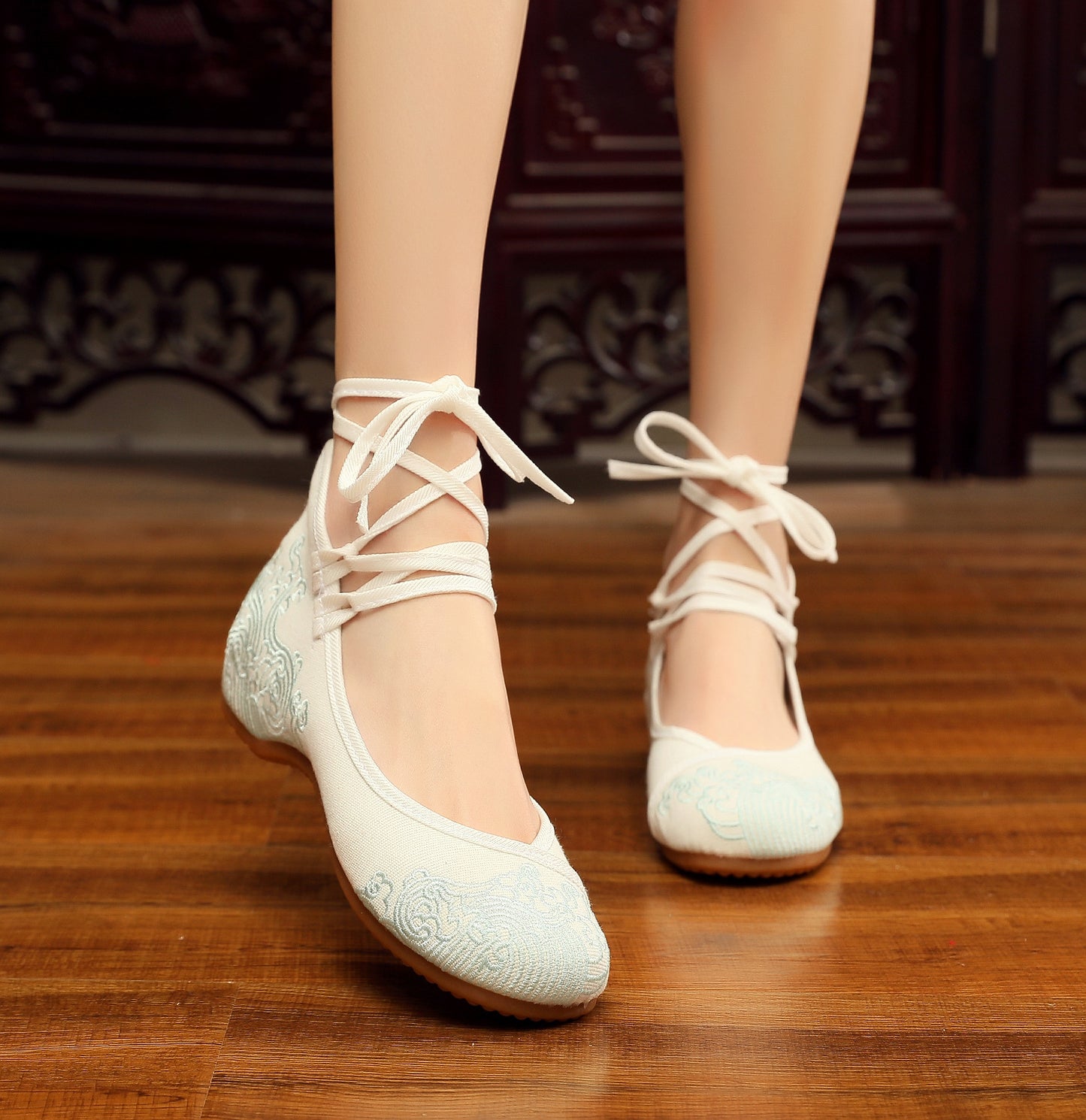 Retro Simple And Elegant Embroidered Cloth Shoes Soft Sole - Amazhona 