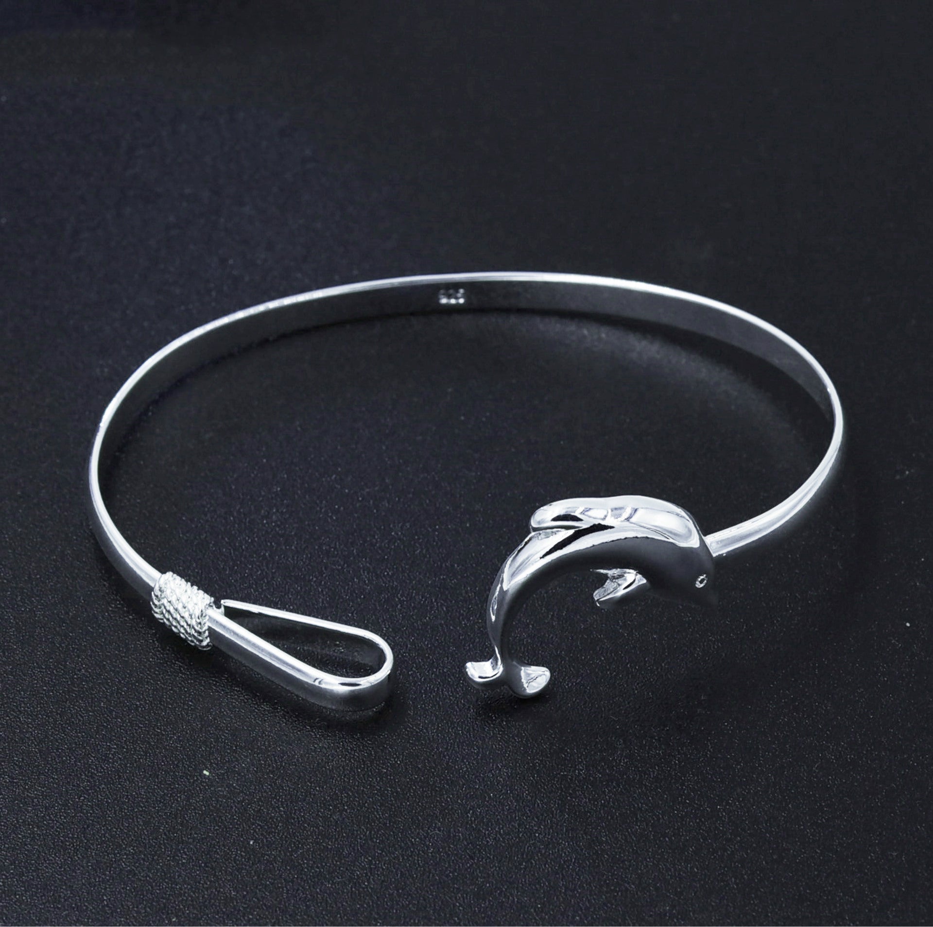 Personalized Accessories Silver Single-Line Dolphin Bracelet - Amazhona 